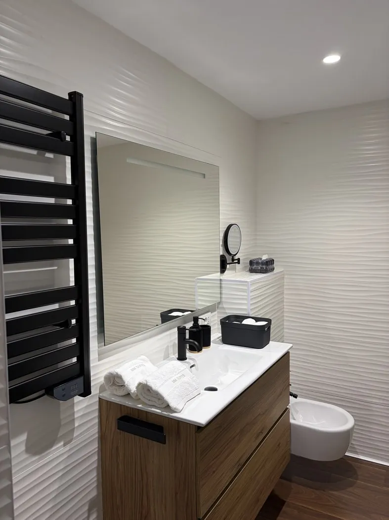Baño principal lavabo toallas MM Suites