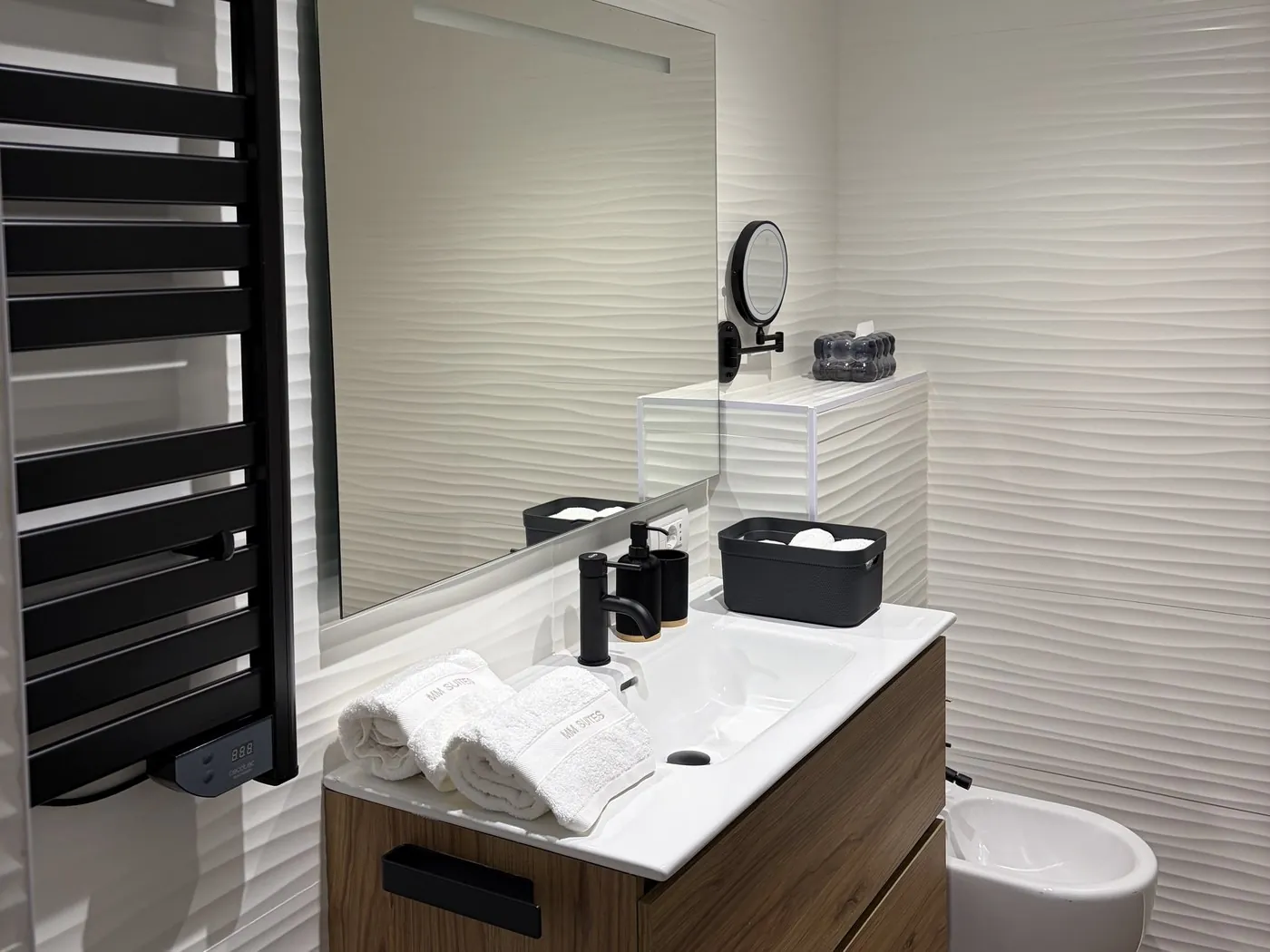 Baño suite lavabo toallas MM Suites Sevilla