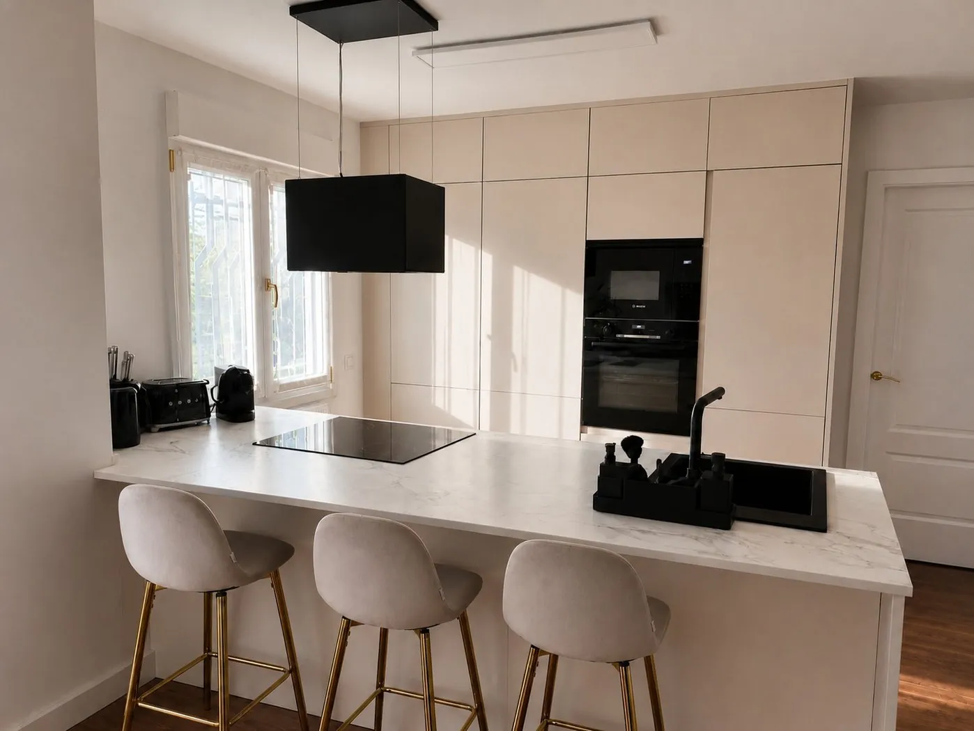 Cocina isla Silestone luz natural MM Suites