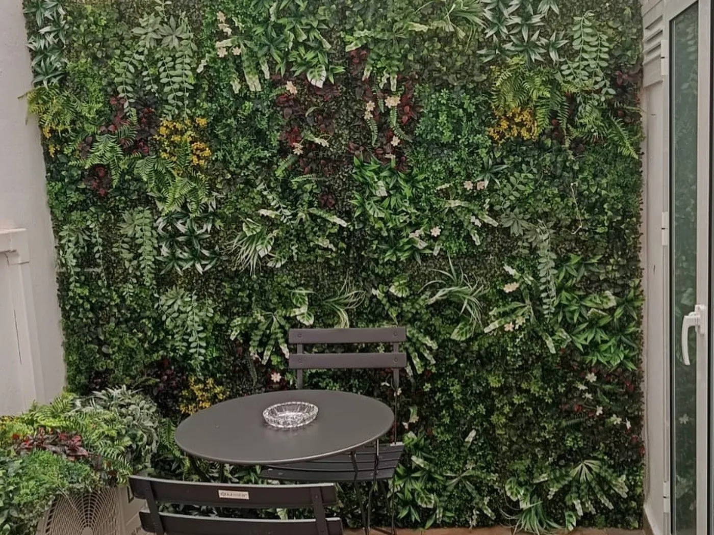 Patio interior con muro vegetal MM Suites Sevilla