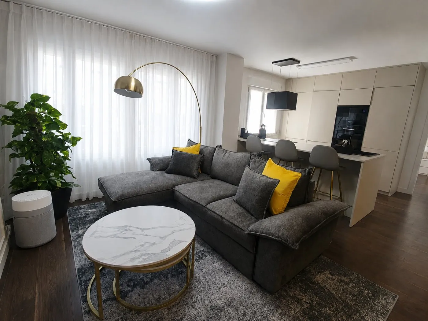 Salón sofá lámpara dorada luz natural MM Suites