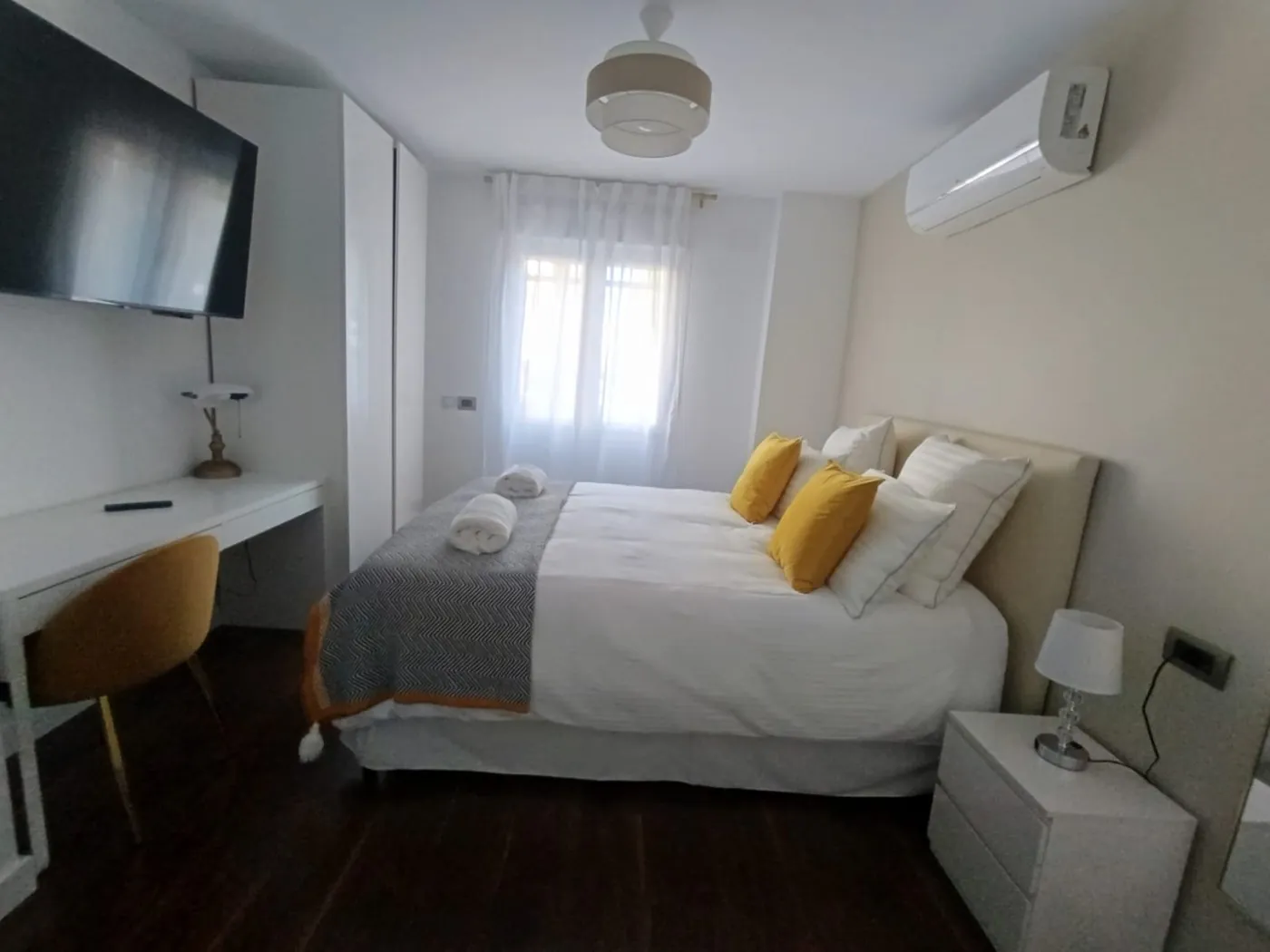 Suite principal cama escritorio TV MM Suites