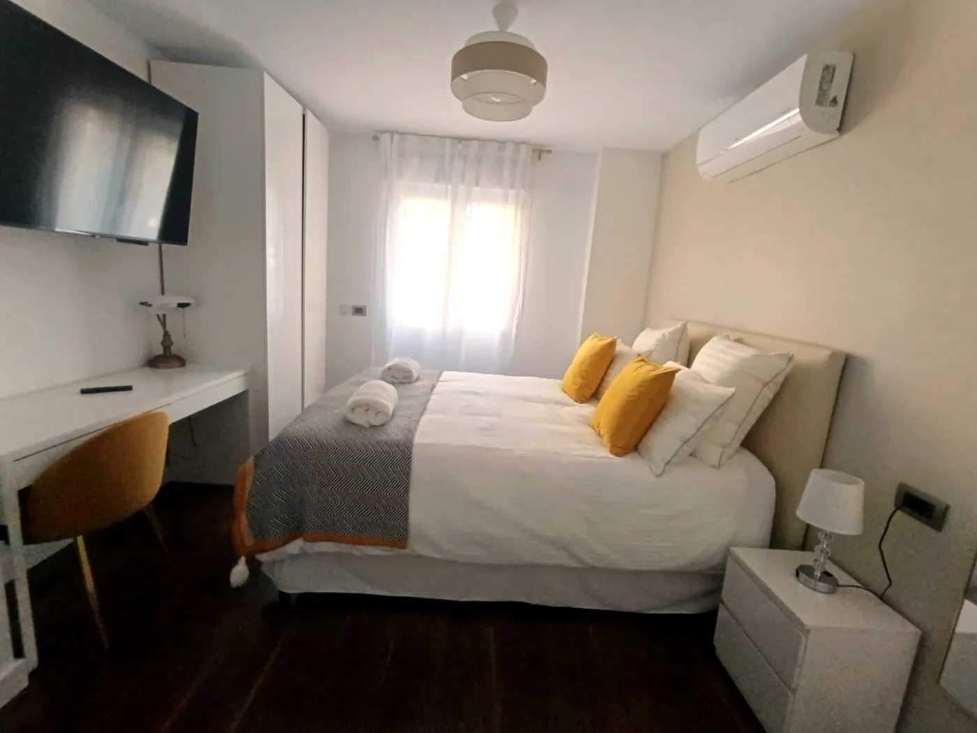 Suite principal escritorio TV MM Suites